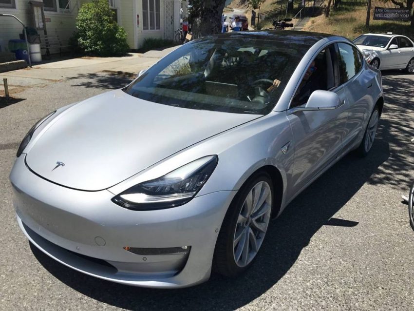 Tesla Model 3 国外无伪装谍照，车内外设计完全曝光。 31565