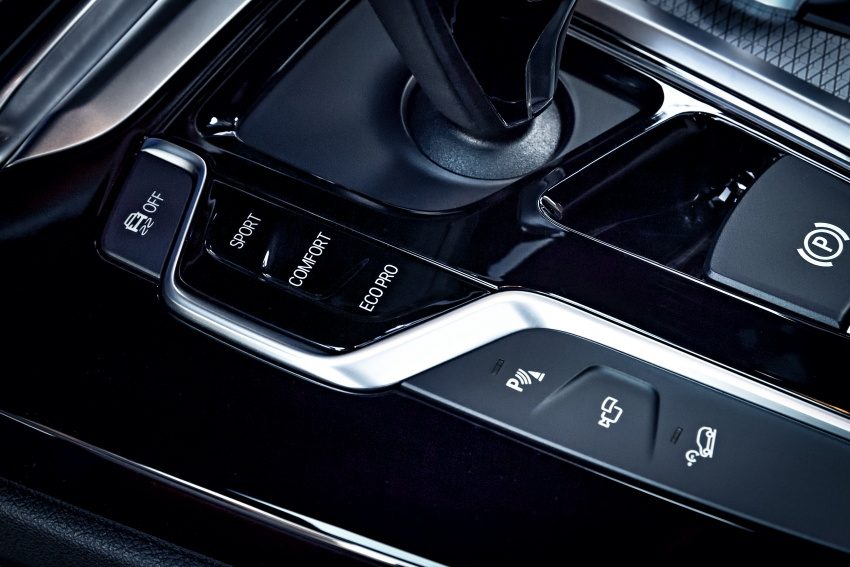 德国发布全新 BMW X3，外型更运动化，内装更豪华。 34109