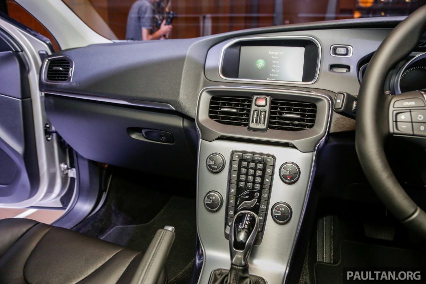 2017 Volvo V40 小改款本地面市, 价格不变, 售18万令吉。 33327