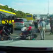视频：妇女过马路没留意摩多，被撞双双倒地受伤。