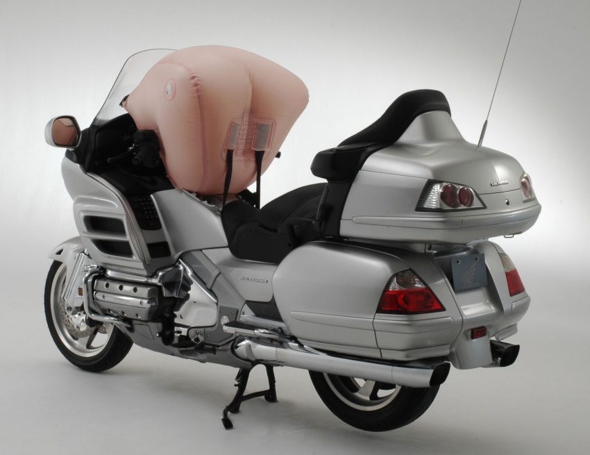 欲成先驱，Honda 研发摩多车专用气囊，打算尽快投产。 38210