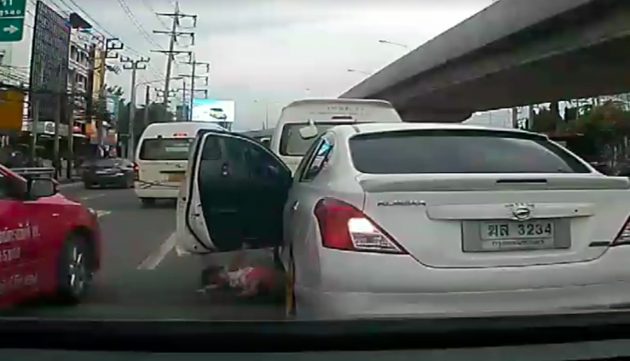 视频：没使用安全座椅，泰国一儿童突然从车内掉出。