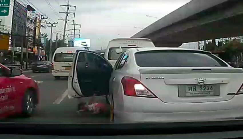 视频：没使用安全座椅，泰国一儿童突然从车内掉出。 38627