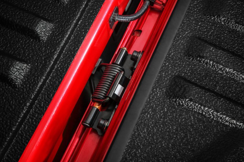 Toyota 推介专属高度整合的 SmartTAG，无需额外粘上支架与置放电池，还有 Hilux 与 Sienta 专属的外观套件。 39971