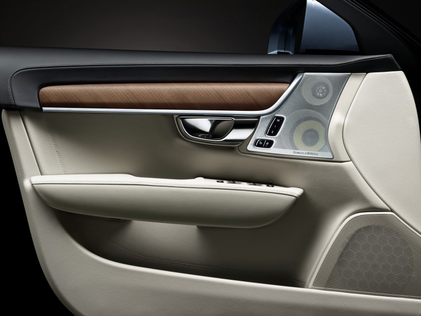 插电式 Volvo S90 T8 两个等级面市，售价从37万令吉起。 44900