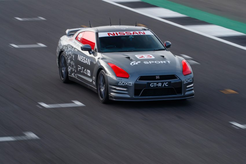 大男孩的梦想, 在英国银石赛道上遥控操驾 Nissan GT-R！ 45061