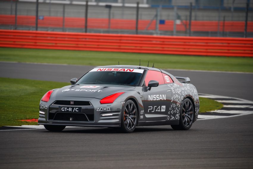 大男孩的梦想, 在英国银石赛道上遥控操驾 Nissan GT-R！ 45053