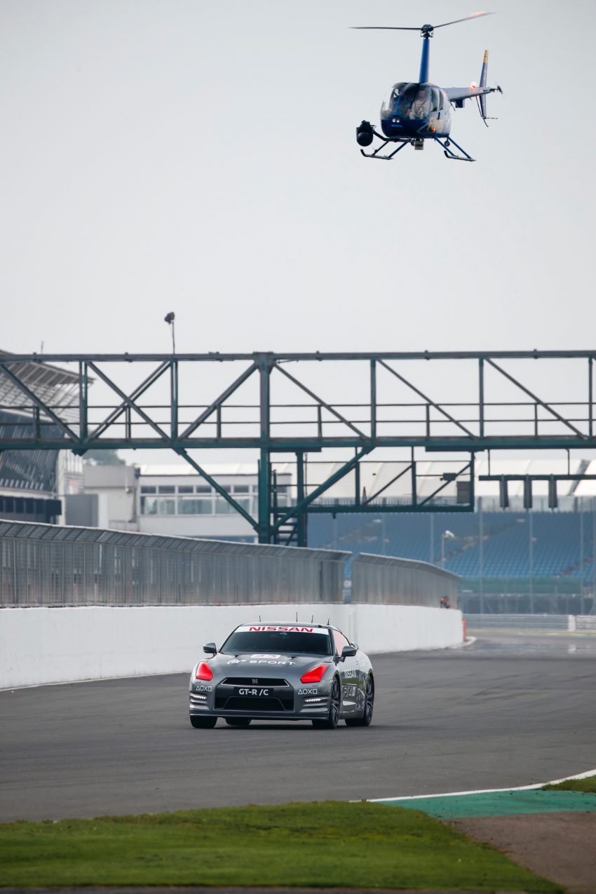 大男孩的梦想, 在英国银石赛道上遥控操驾 Nissan GT-R！ 45055