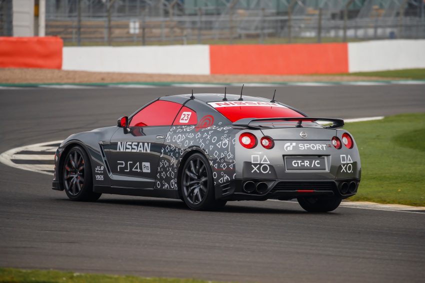 大男孩的梦想, 在英国银石赛道上遥控操驾 Nissan GT-R！ 45048
