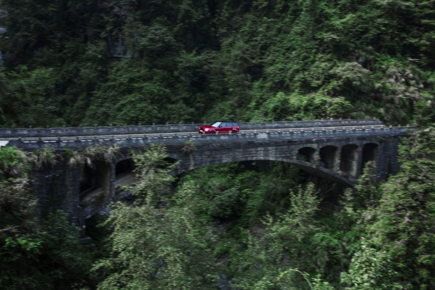 影片：史上最牛！Range Rover Sport PHEV 挑战张家界陡峭天梯！历经45度陡坡、99弯角和999级阶梯成功登顶 58869