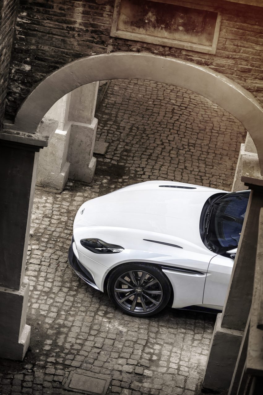 官方面子书预告, 入门级 Aston Martin DB11 V8 即将来马? 65291