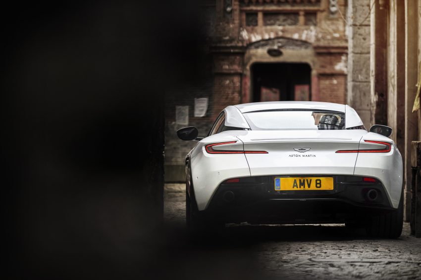 官方面子书预告, 入门级 Aston Martin DB11 V8 即将来马? 65292