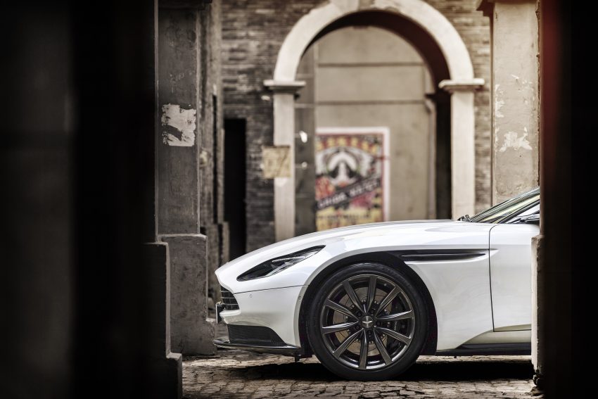官方面子书预告, 入门级 Aston Martin DB11 V8 即将来马? 65296