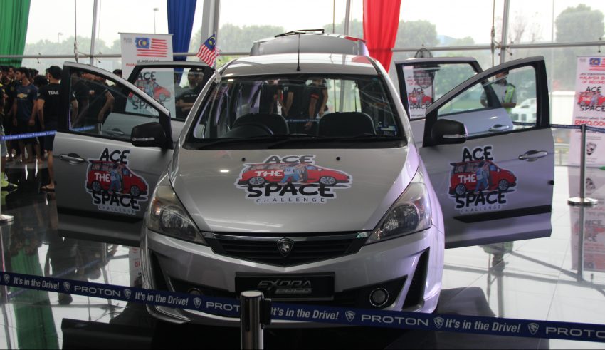 Proton Ace The Space 缔新大马记录, 55人挤一辆MPV内 74565