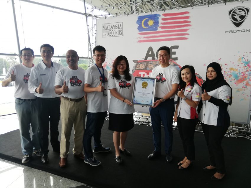 Proton Ace The Space 缔新大马记录, 55人挤一辆MPV内 74567