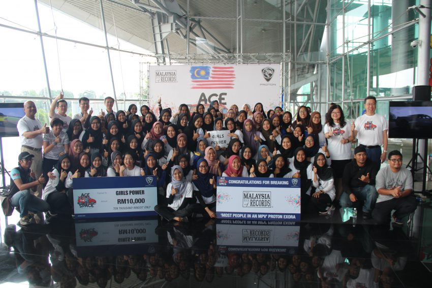 Proton Ace The Space 缔新大马记录, 55人挤一辆MPV内 74568