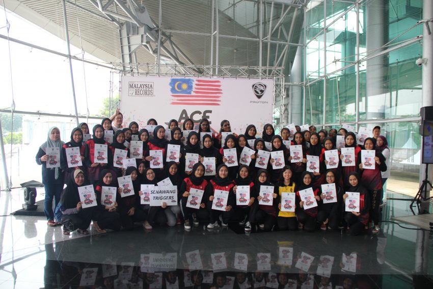 Proton Ace The Space 缔新大马记录, 55人挤一辆MPV内 74570