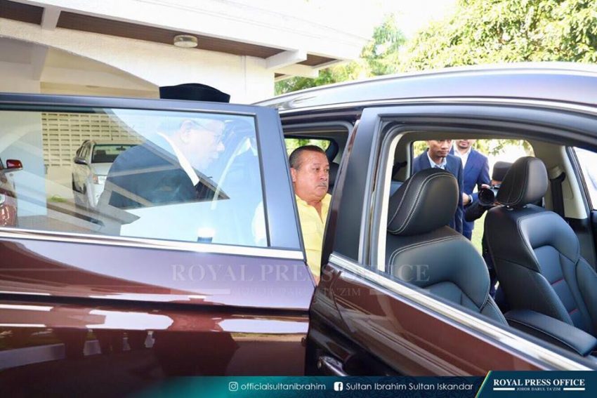 继首相敦马哈迪后，这回轮到柔佛州苏丹试驾 Proton X70 78052