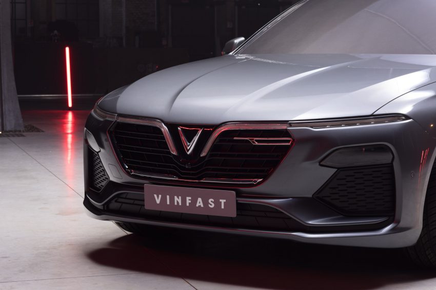 越南自主品牌 VinFast 在巴黎车展上正式发布首两款新车，LUX A2.0 Sedan 与 LUX SA2.0 SUV，主打豪华车市场 77784