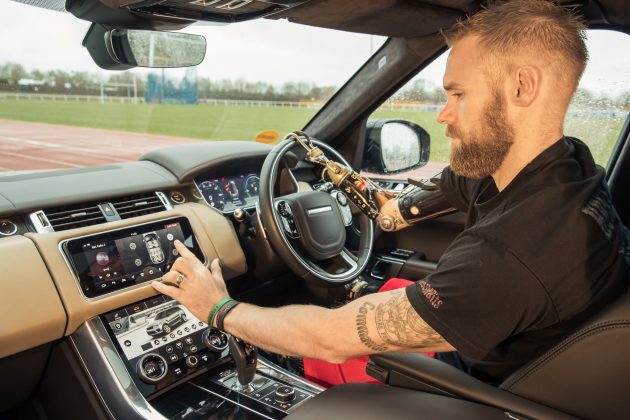 Jaguar Land Rover 为残障驾驶者研发专用的电动车门