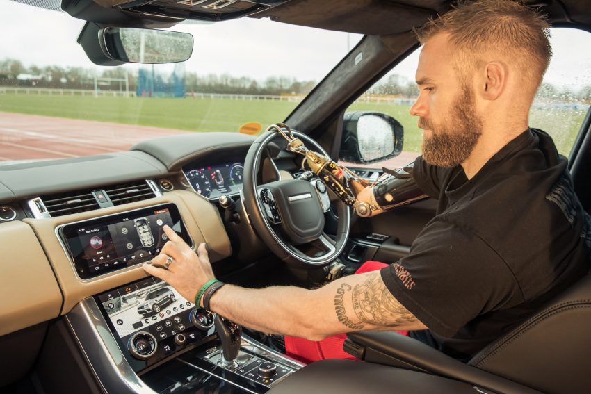 Jaguar Land Rover 为残障驾驶者研发专用的电动车门 84942