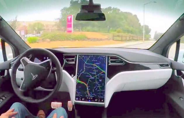 Tesla 与其它车企展开谈判, 准备授权开放使用自驾技术