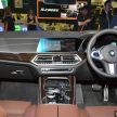 全新 BMW X5 与 X4 无伪装现身陈列室, 暗示本地发布在即