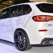 全新 BMW X5 与 X4 无伪装现身陈列室, 暗示本地发布在即