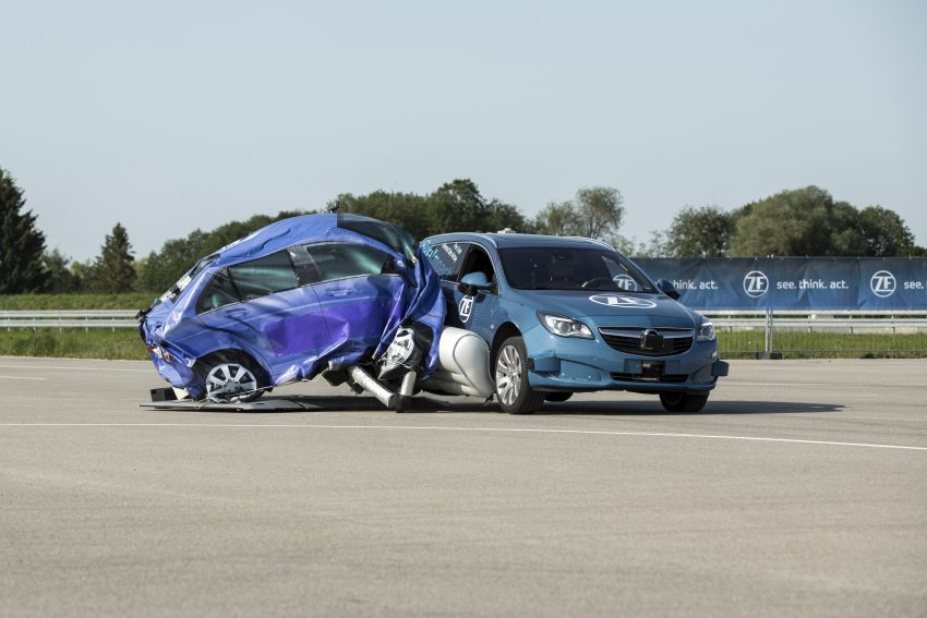 ZF 发布首款车侧主动式防撞气囊，有助减轻车侧撞击力 98177