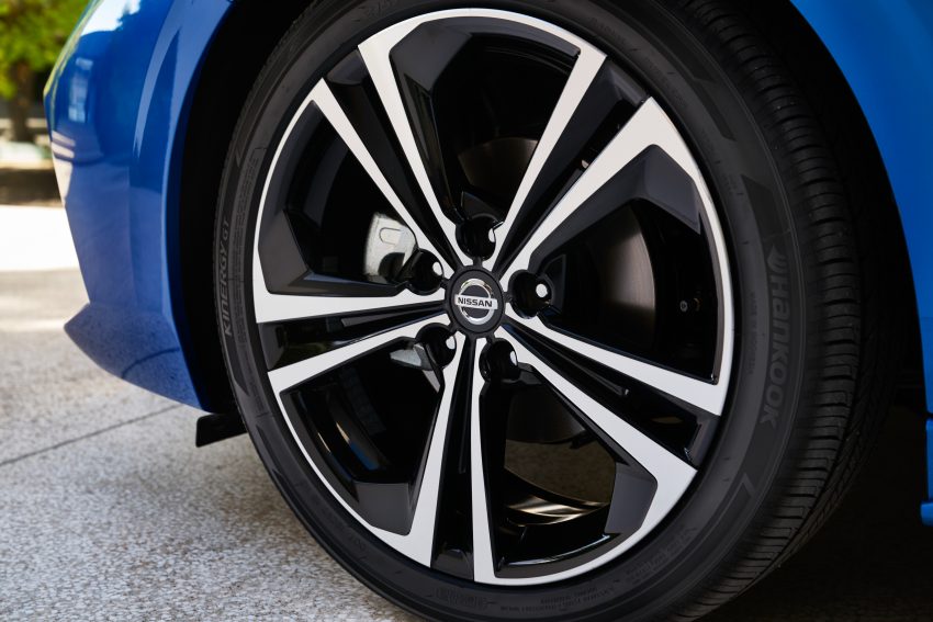 全新大改款 Nissan Sentra 洛杉矶车展亮相，配备比中国版 Sylphy 还要丰富，换装2.0升引擎，明年开始在北美交付 111367