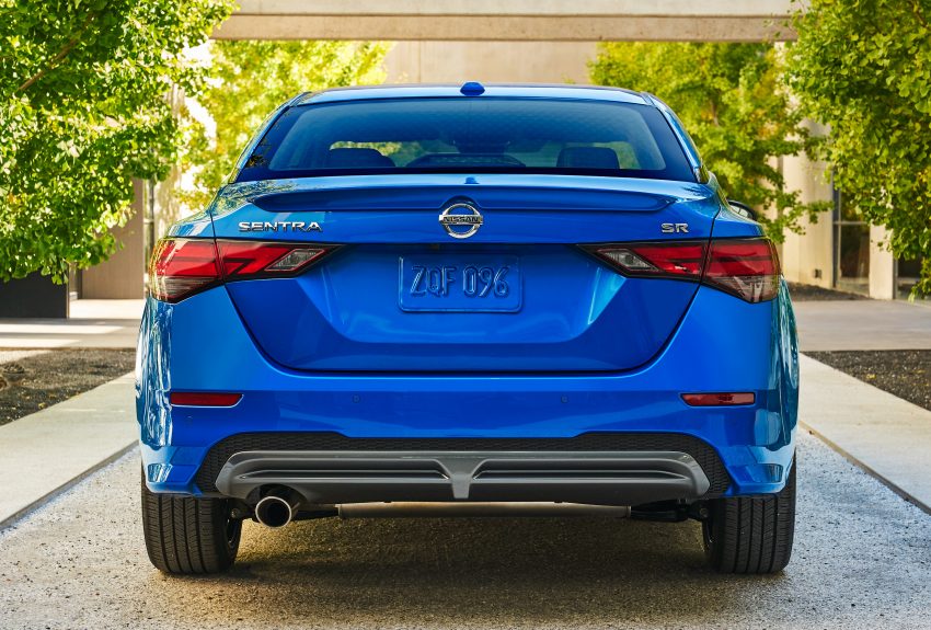 全新大改款 Nissan Sentra 洛杉矶车展亮相，配备比中国版 Sylphy 还要丰富，换装2.0升引擎，明年开始在北美交付 111371