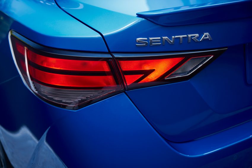 全新大改款 Nissan Sentra 洛杉矶车展亮相，配备比中国版 Sylphy 还要丰富，换装2.0升引擎，明年开始在北美交付 111372