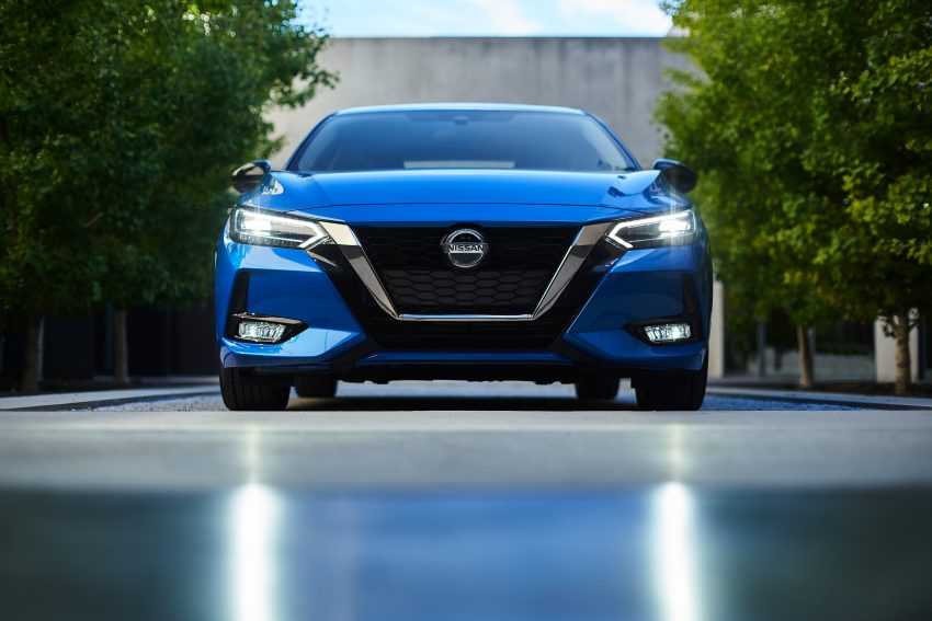 全新大改款 Nissan Sentra 洛杉矶车展亮相，配备比中国版 Sylphy 还要丰富，换装2.0升引擎，明年开始在北美交付 111376