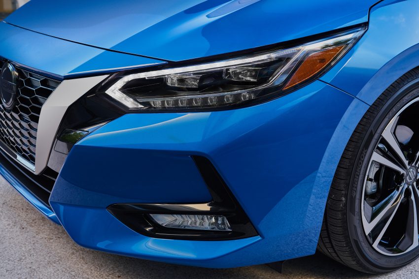 全新大改款 Nissan Sentra 洛杉矶车展亮相，配备比中国版 Sylphy 还要丰富，换装2.0升引擎，明年开始在北美交付 111381