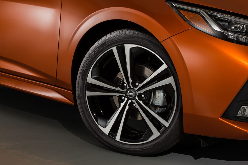 全新大改款 Nissan Sentra 洛杉矶车展亮相，配备比中国版 Sylphy 还要丰富，换装2.0升引擎，明年开始在北美交付 111347