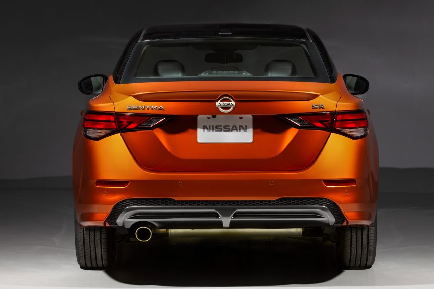 全新大改款 Nissan Sentra 洛杉矶车展亮相，配备比中国版 Sylphy 还要丰富，换装2.0升引擎，明年开始在北美交付 111351