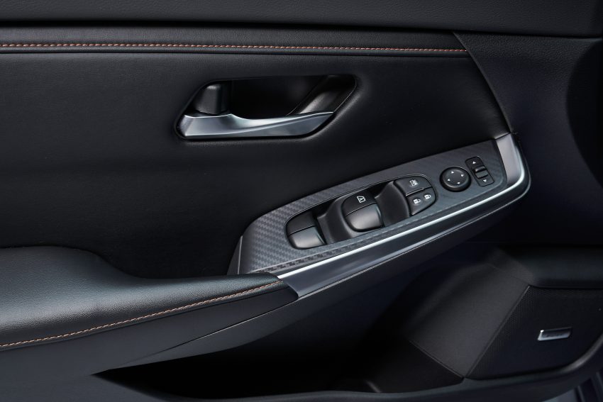 全新大改款 Nissan Sentra 洛杉矶车展亮相，配备比中国版 Sylphy 还要丰富，换装2.0升引擎，明年开始在北美交付 111397