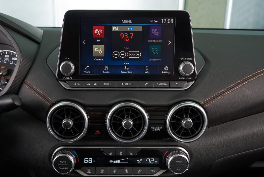 全新大改款 Nissan Sentra 洛杉矶车展亮相，配备比中国版 Sylphy 还要丰富，换装2.0升引擎，明年开始在北美交付 111391