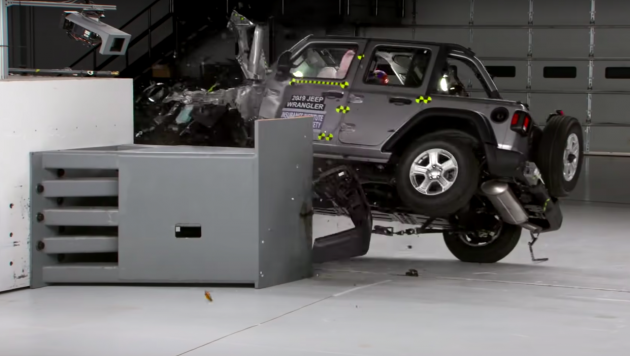 车头撞击测试竟翻车, Jeep Wrangler IIHS测试影片引热议