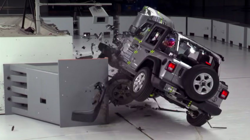 车头撞击测试竟翻车, Jeep Wrangler IIHS测试影片引热议 121402