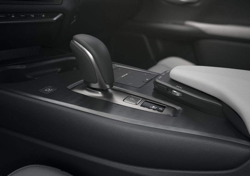 对自家技术极具信心, Lexus UX 300e 电池享百万公里保固 121212