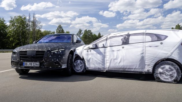 新一代 Mercedes-Benz S-Class 安全配备细节公布！首搭后座正面安全气囊、后轮主动转向系统、全新自动停车系统