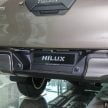 Toyota Hilux 重新导入手排版 2.4E MT 4×4车型, 售价RM110,880，比同级自排版便宜一千块但配备比后者更丰富