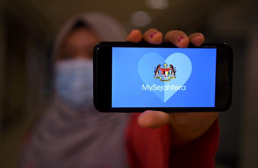 警方: 到油站添油需扫描 MySejahtera, 就算没进店也需要! 140166