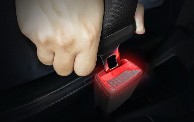 为提醒乘客系上安全带！Skoda 设计可发光的安全带扣架