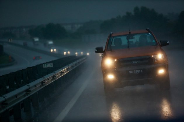 雨季来临! 警方提醒驾驶人士勿在雨中滥用紧急信号灯