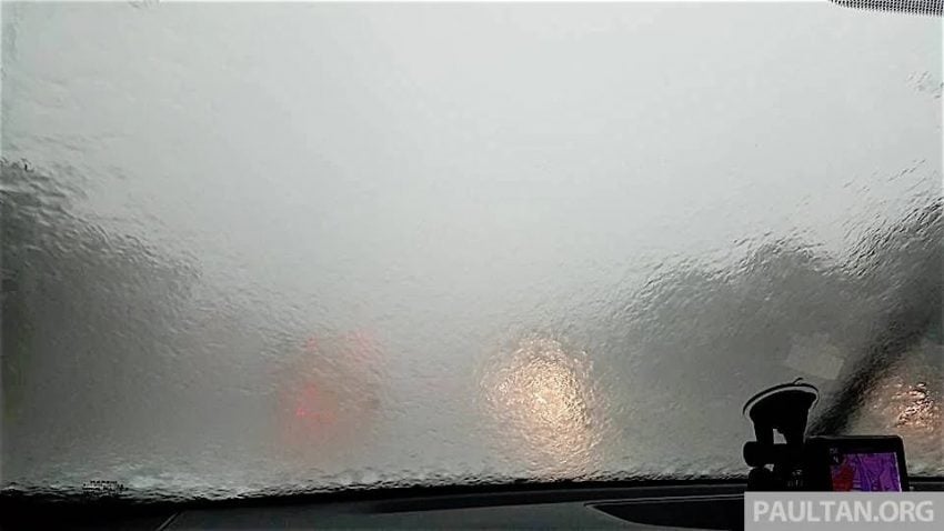 雨季来临! 警方提醒驾驶人士勿在雨中滥用紧急信号灯 164141