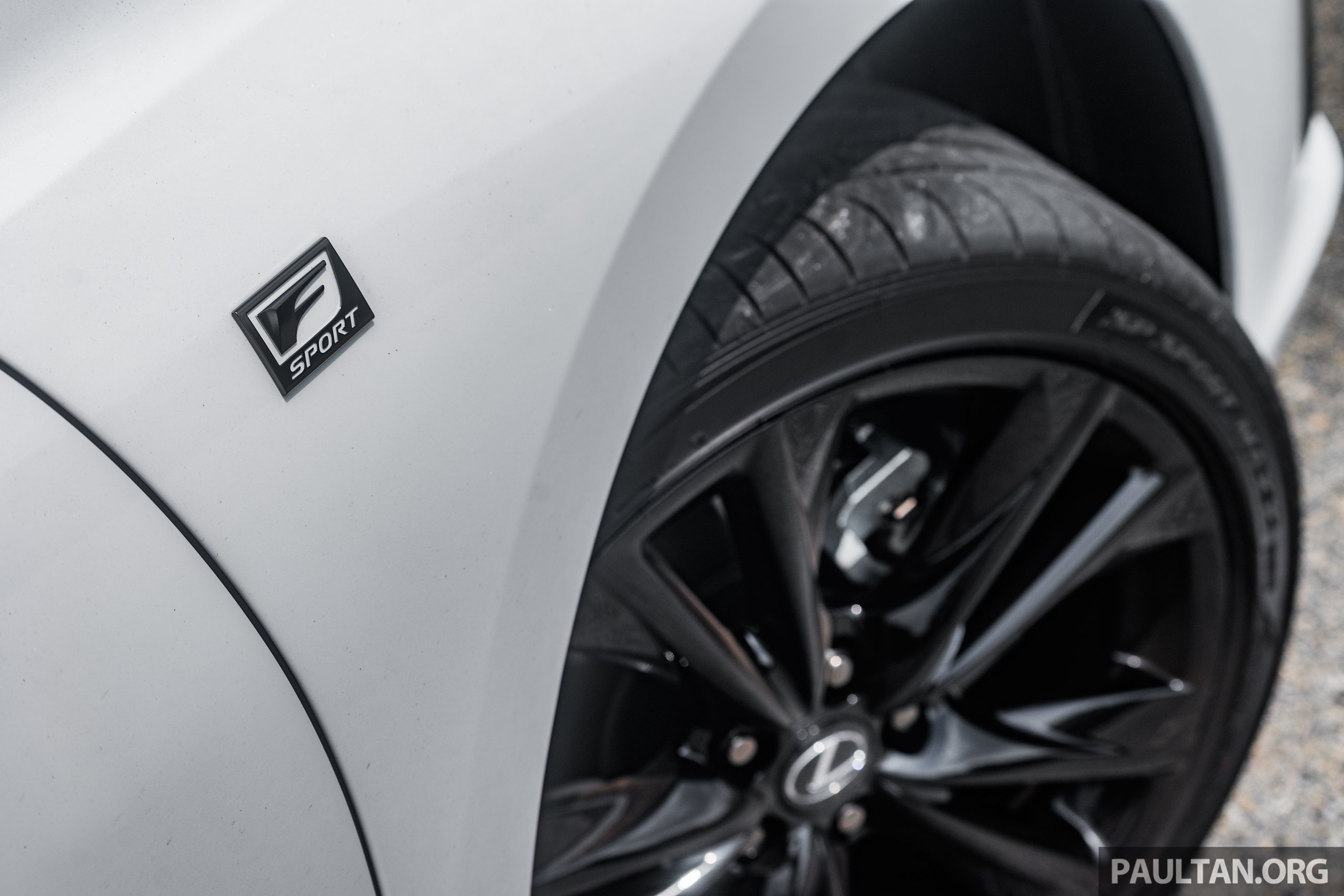 试驾：Lexus ES 250 F Sport 小改款，轻奢雅致还带杀气