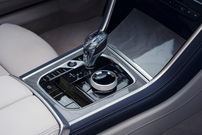 2022 BMW 8 系列小改款面世, 改搭会发亮的水箱护罩 172100