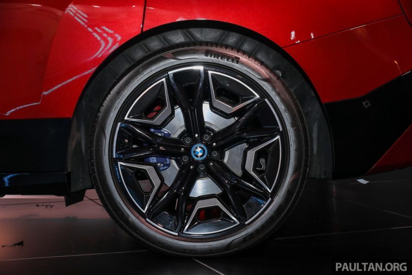 新车实拍: BMW iX xDrive40 Sport, 免税售价从36.1万起 171198